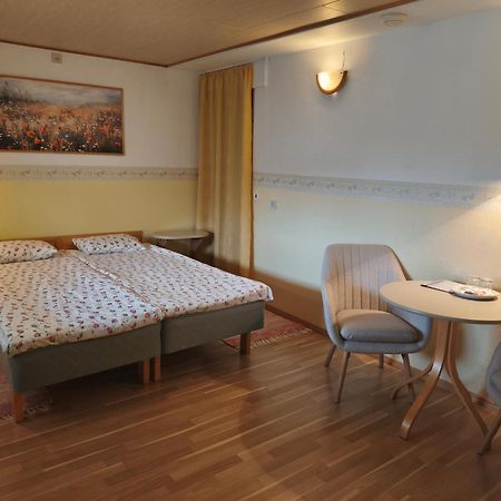 Pärna Guesthouse&Apartments Kuressaare Extérieur photo