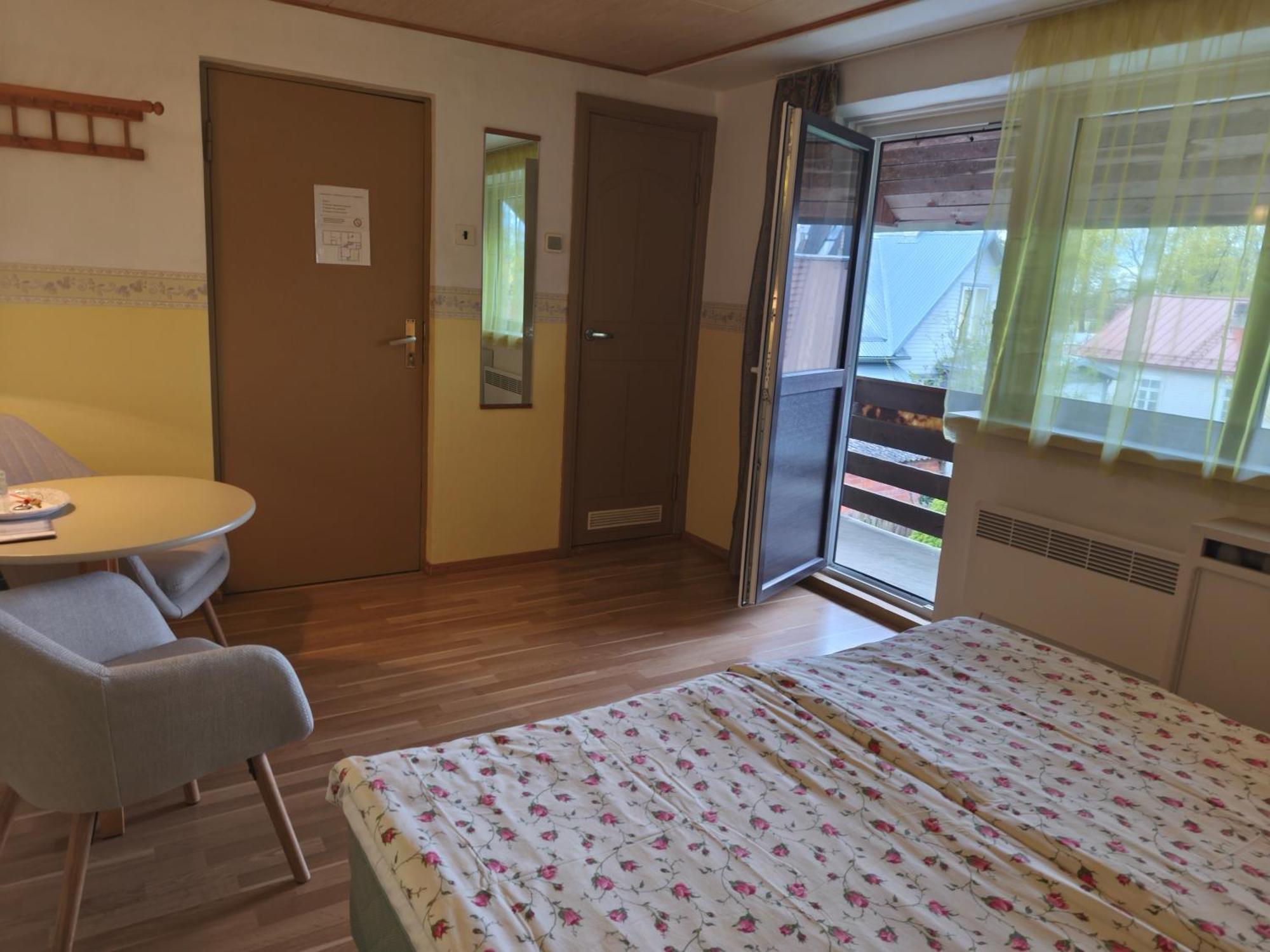 Pärna Guesthouse&Apartments Kuressaare Extérieur photo